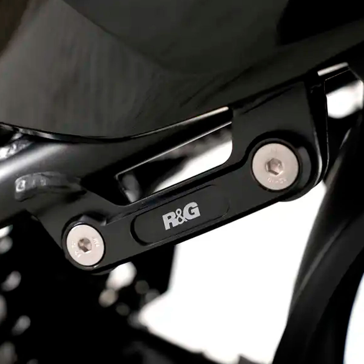 Tirante de escape y tapa ciega RgRacing Honda CB750 Hornet 23+