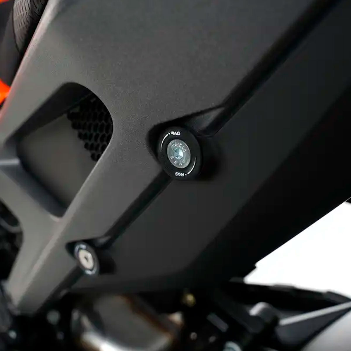 Tirante de escape y tapa ciega RgRacing KTM 990 Duke 2024+