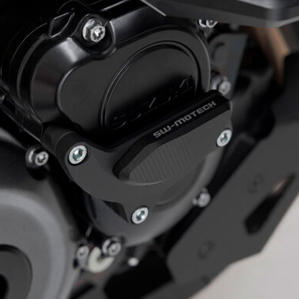 Protector tapa motor Suzuki GSX-S 1000 21+ SWmotech