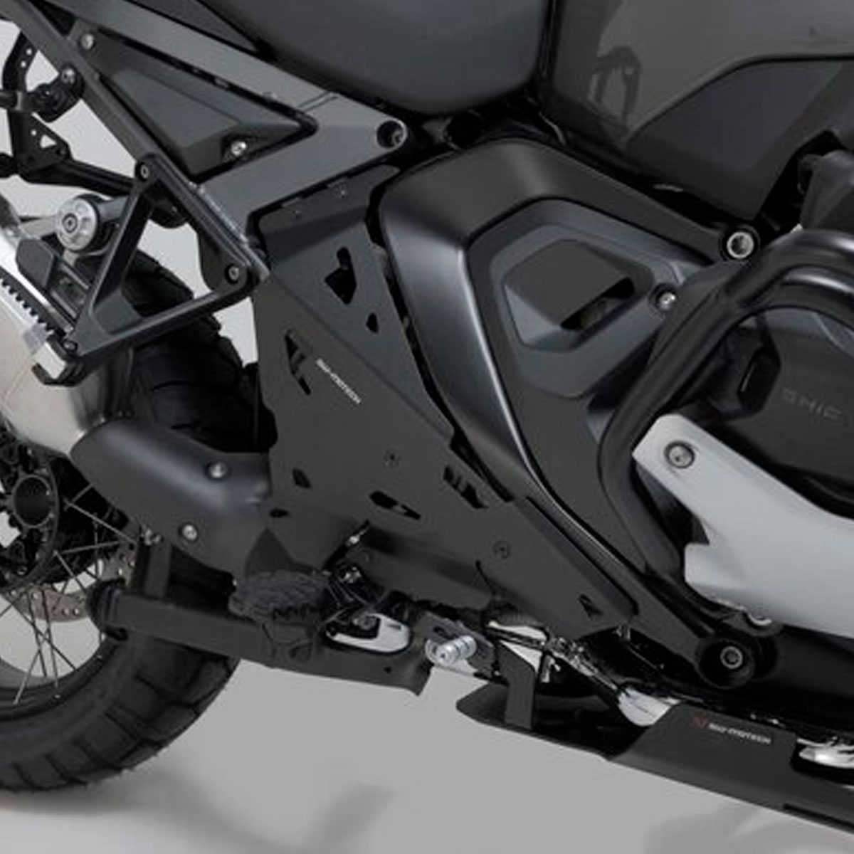 Protector pie de cadena o escape BMW R1300GS ADV 24+ SWMotech