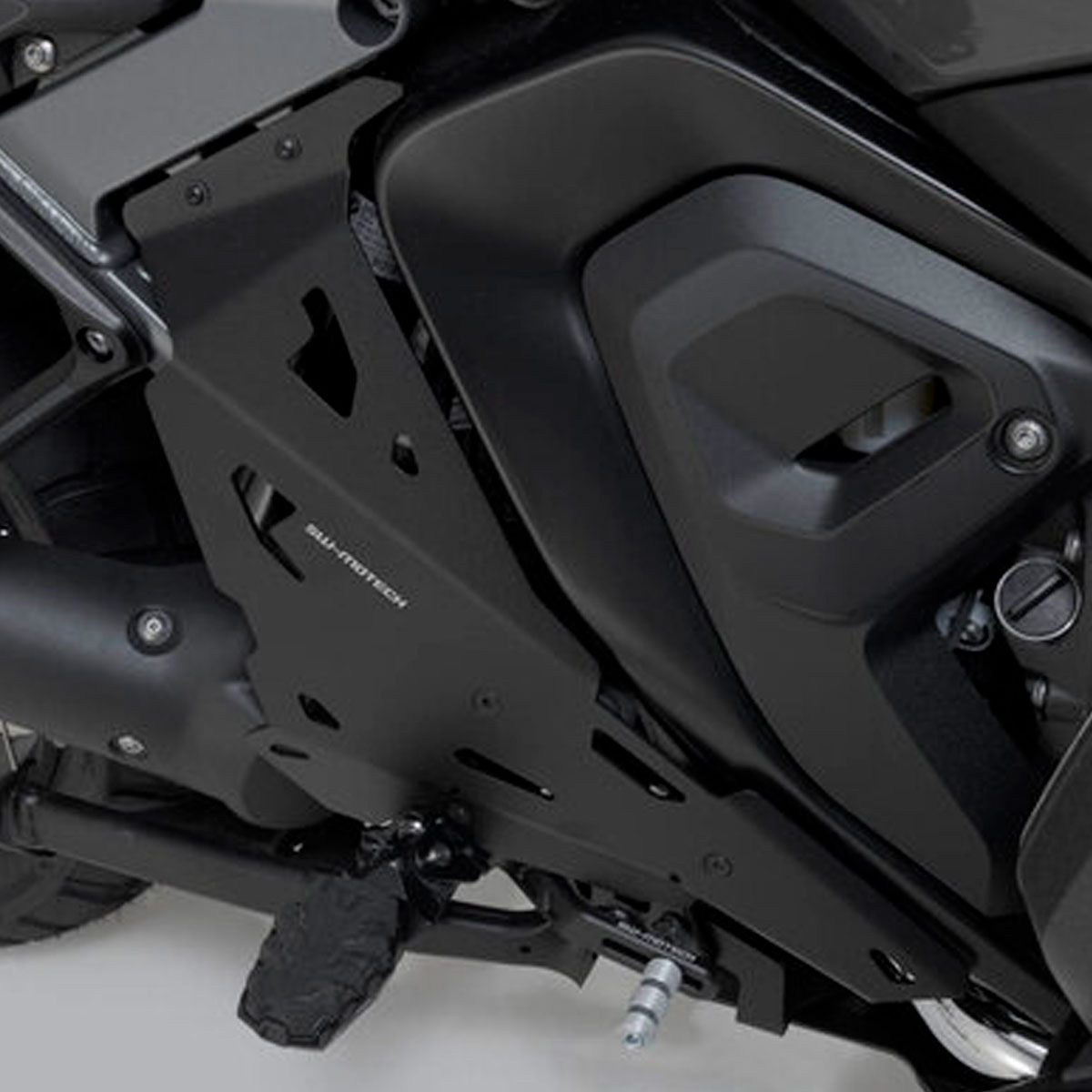 Protector pie de cadena o escape BMW R1300GS ADV 24+ SWMotech